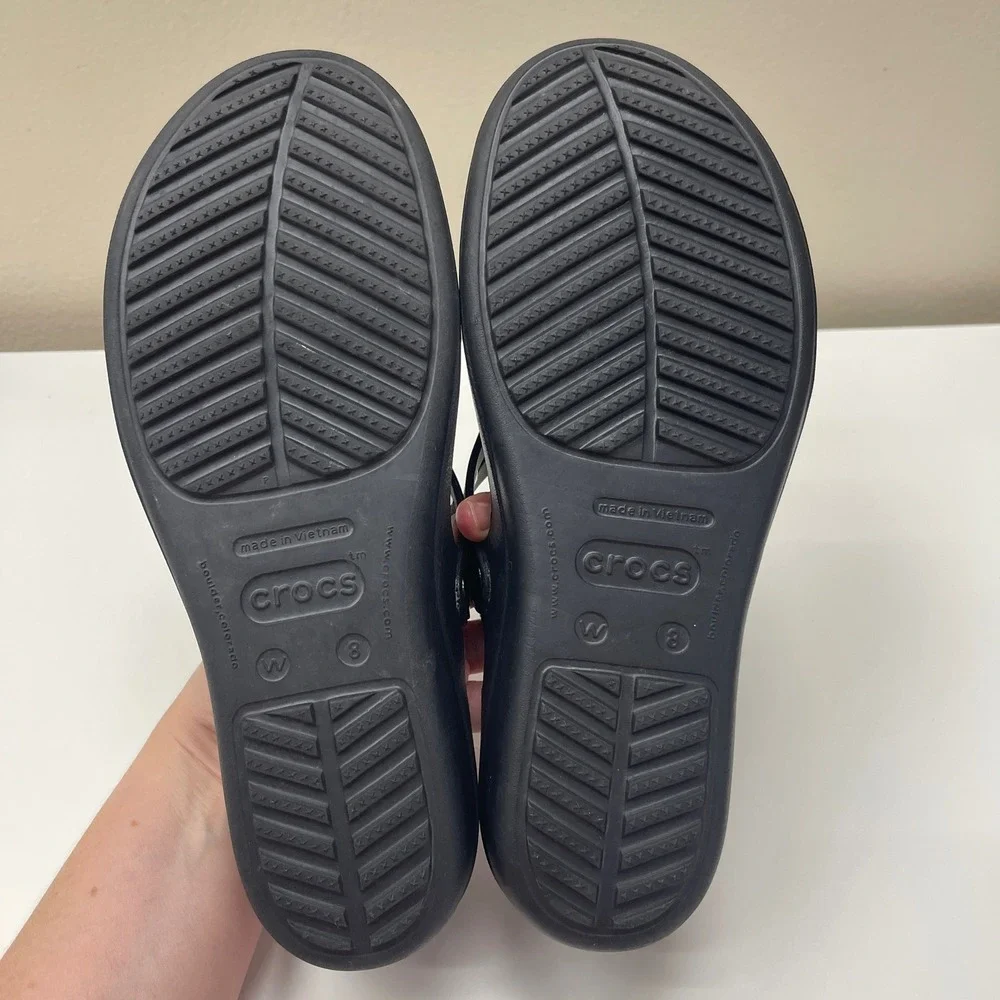 Crocs Sanrah Hammered Circle Wedge Sandals 8 Black Thong Flip Flops 204896